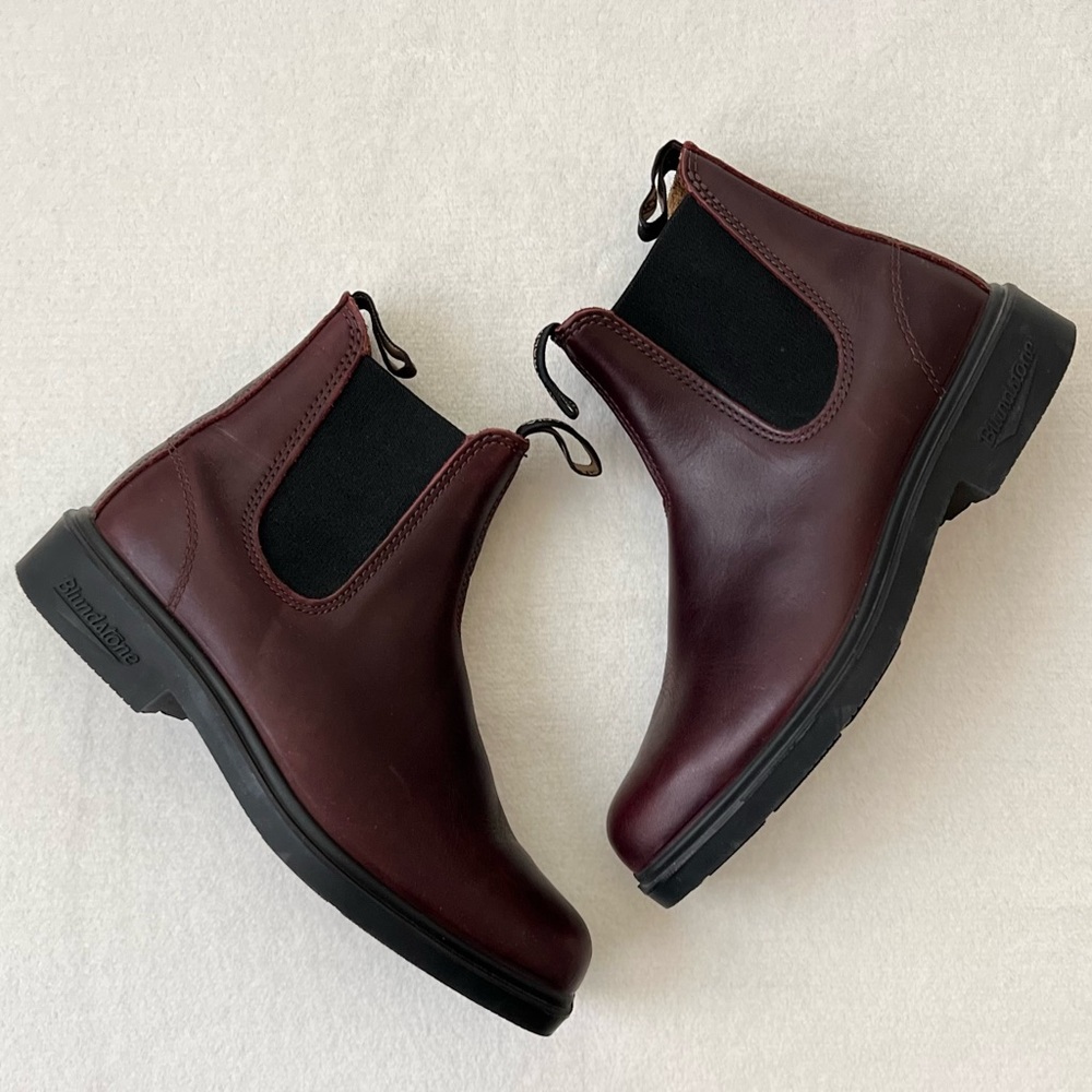 Blundstone Burgundy Chelsea Boots with Black Elastic